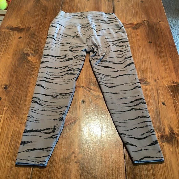 Beyond Yoga Leggings Womens M Gray Tiger Print High Waist Midi Gym Athletic Cute - Picture 6 of 8
